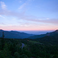 写真: 朝焼けに染まる　北アルプスの山並みと笠ヶ岳
