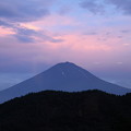 写真: 夕暮れの富士山