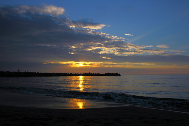 写真: 夕暮れの日本海　夕陽