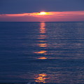 写真: 夕陽と日本海