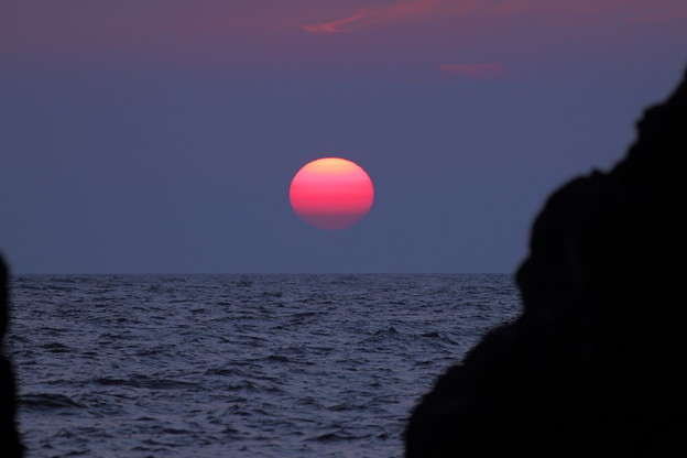 写真: 能登の夕陽　機具岩（はたごいわ）
