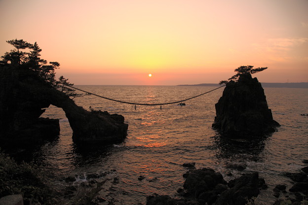 写真: 機具岩（はたごいわ）　能登の夕陽