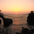 写真: 機具岩（はたごいわ）　能登の夕陽