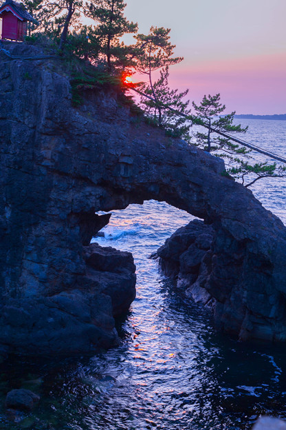 写真: 機具岩　夕陽と祠