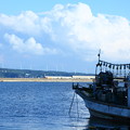 休日のイカ釣り漁船と風車
