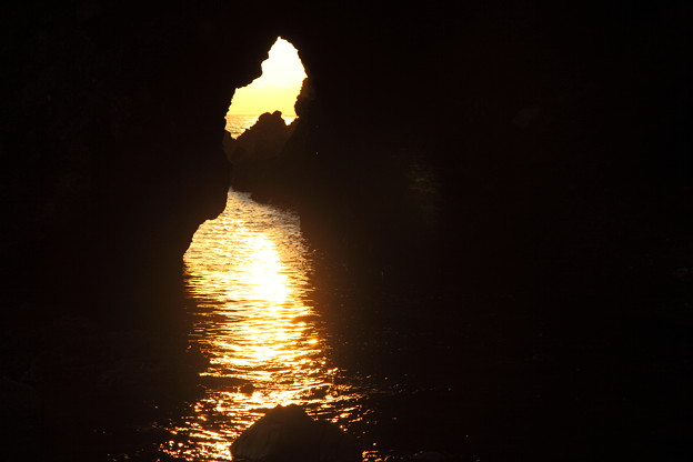 岩穴から夕陽