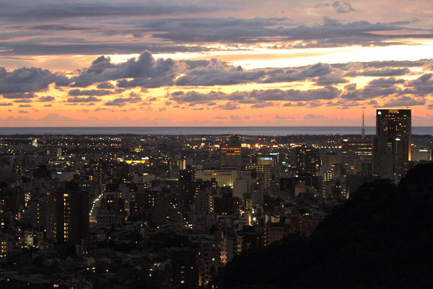 写真: 夕暮れの街(1)　　金沢市と日本海
