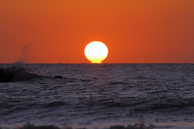 ダルマ夕日と波