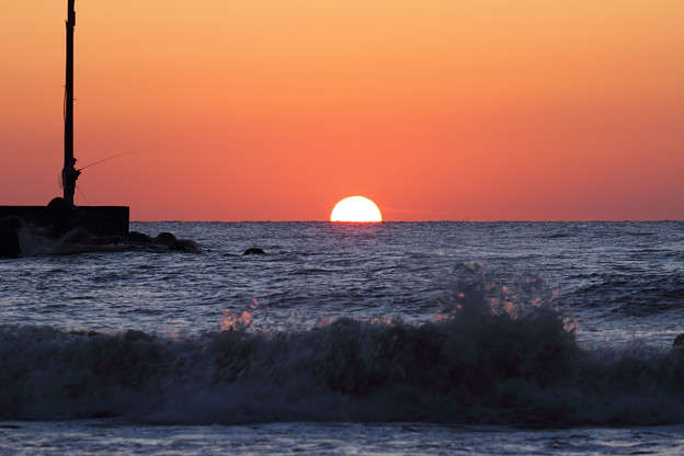 写真: 日本海に沈む夕陽と波(1)　　釣り人
