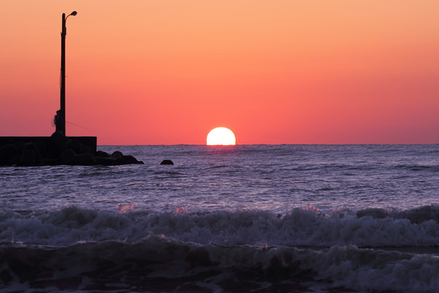 写真: 日本海に沈む夕日と波　釣り人　(2)