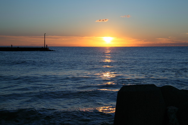 写真: 日本海と夕陽