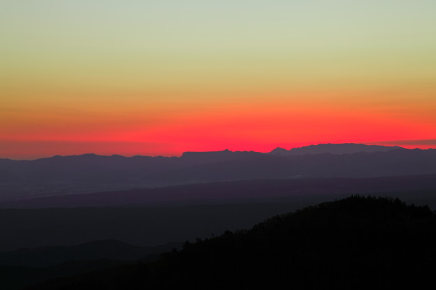 写真: 赤く染まって　　美ヶ原から日の出