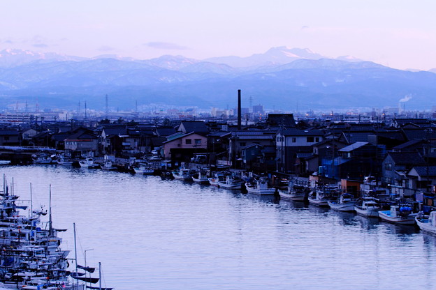 写真: 夕暮れの旧大野港と白山(1)