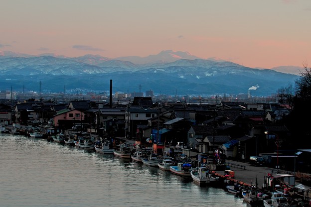 写真: 夕暮れの旧大野港と白山(2)