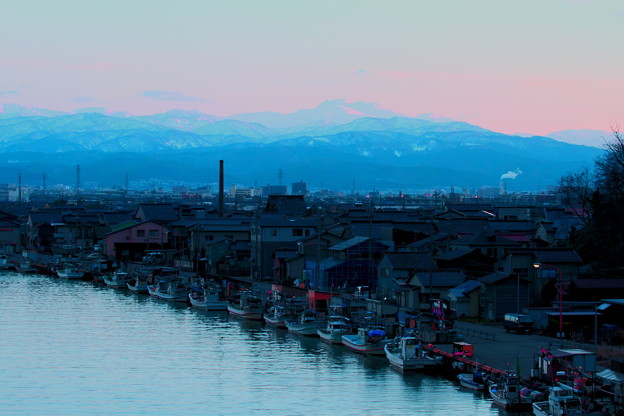 写真: 旧大野港から夕焼けの白山