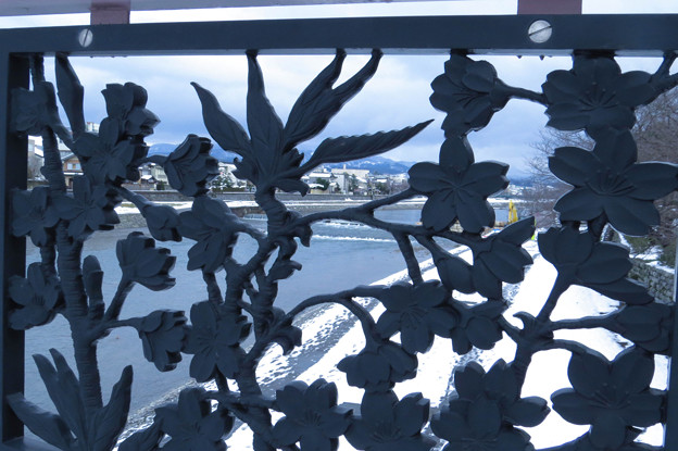 写真: 犀川　桜橋　欄干の桜から雪景色