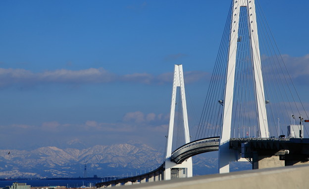 Photos: 新湊大橋と剱岳