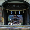 写真: 尾山神社　神門と本殿