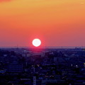 写真: 日本海に沈む夕陽　少しだけダルマさんに