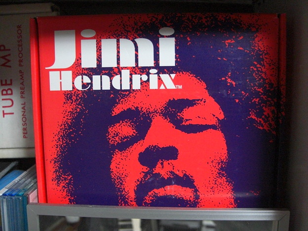 写真: Jimi Hendrix face print on a box of the pedal "Fuzz Face"