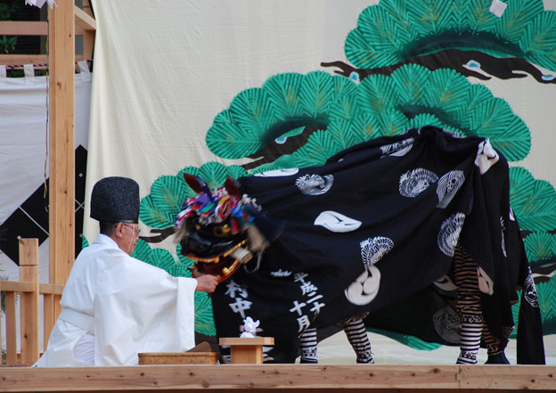 写真: 高坂・薬師神社の獅子舞1