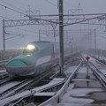 雪降りしきる中も、列車は定時でやってくる