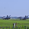SHADOWHAWKS NF-502と505 EA-18Gテイクオフ待ち・・20120820厚木基地
