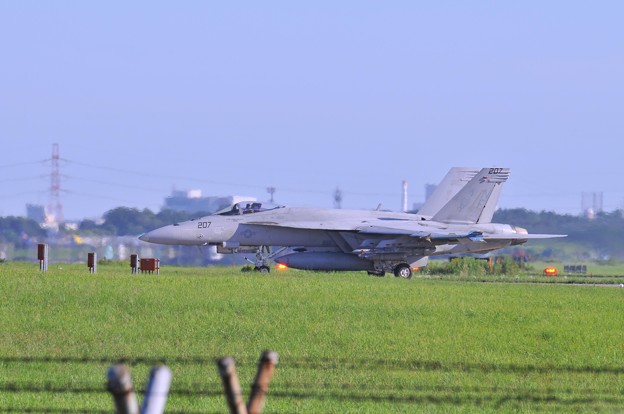写真: ROYALMACES NF-207 F/A-18E・・20120820厚木基地