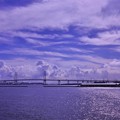 写真: 青空と横浜港から見たベイブリッジ