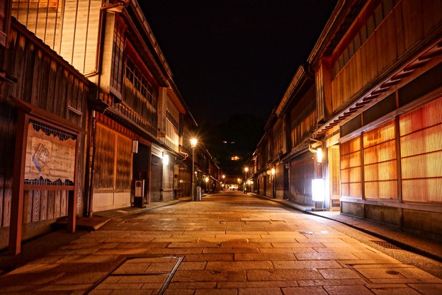 写真: HDR 昔懐かしい夜の茶屋の町並み・・ひがし茶屋街