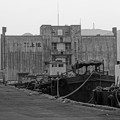 写真: 門司港の港と廃倉庫・・モノクロ
