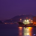 写真: 日も暮れて関門海峡・・埠頭はライトが灯り・・