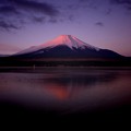 山中湖湖畔から朝日が昇り初めの富士山・・20130105