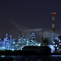 写真: 京浜工業地帯の工場夜景 水江運河 青白い光を放ち・・20130126