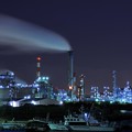 写真: 京浜工業地帯の工場夜景 水江運河 煙突からの煙も流れ・・20130126