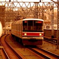 写真: 夕方の元住吉駅の東横線と並行して走る東急目黒線3000系