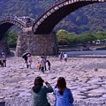 写真: カメラ彼女たちもゆっくりと錦帯橋を・・20130504