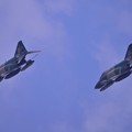 写真: 静浜の空に百里基地の第501偵察飛行隊RF-4E 2機旋回