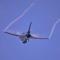 写真: 上昇しながらベイパーを出す岐阜基地飛行開発実験団のF-2B