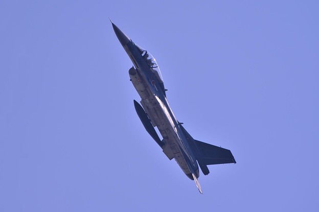 写真: 最後は一気に急上昇で見えなくなるまで上がって・・岐阜基地飛行開発実験団のF-2B