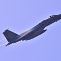 写真: 太陽を背にしてベイパーでした飛行の小松基地から第306飛行隊F-15Jイーグル
