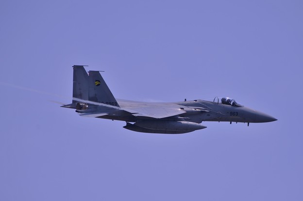 写真: 鋭く飛行する小松基地から第306飛行隊F-15Jイーグル