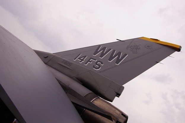 第14戦闘飛行隊サムライF-16の尾翼・・・20130915