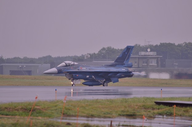 雨で予定変更でランウェイで格納庫へ戻る第3飛行隊F-2 ?・・20130915