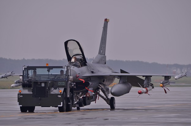 雨も強くなり早々に片付ける米軍F-16 ?・・20130915