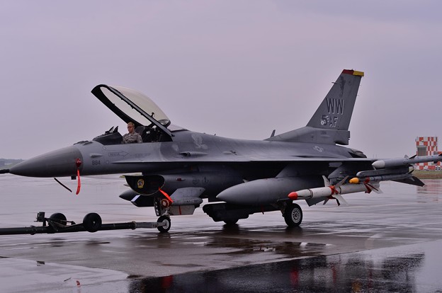 雨も強くなり早々に片付ける米軍F-16 ?・・20130915