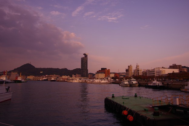 写真: 夕方の門司港の町風景・・