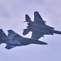 写真: 機動飛行で２機のクロス交差 アグレッサー 072と091 F-15イーグル
