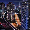 写真: 都会の摩天楼夜景と首都高速の光と東京スカイツリー・・20131222