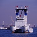 写真: 午前の一斉放水への定位置へ着いた海上保安庁消防艇ひりゅう・・